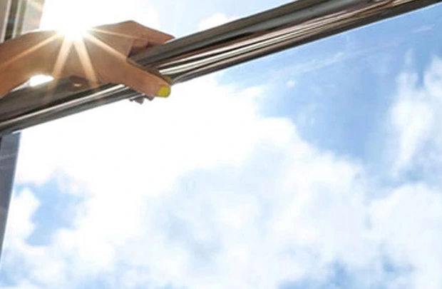 Quali sono i vantaggi chiave della pellicola per vetri a controllo solare per la costruzione?